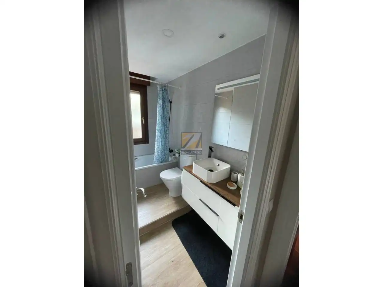 Baño de Ático de alquiler en Oviedo  con Calefacción, Parquet y Terraza