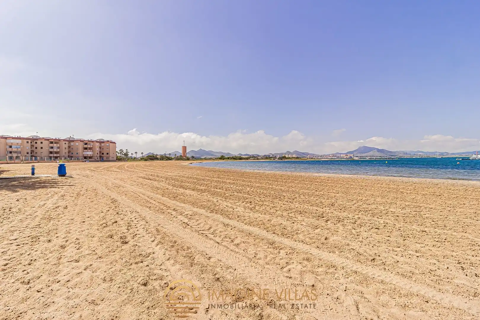 Vista exterior de Apartamento en venta en La Manga del Mar Menor con Amueblado y Piscina comunitaria