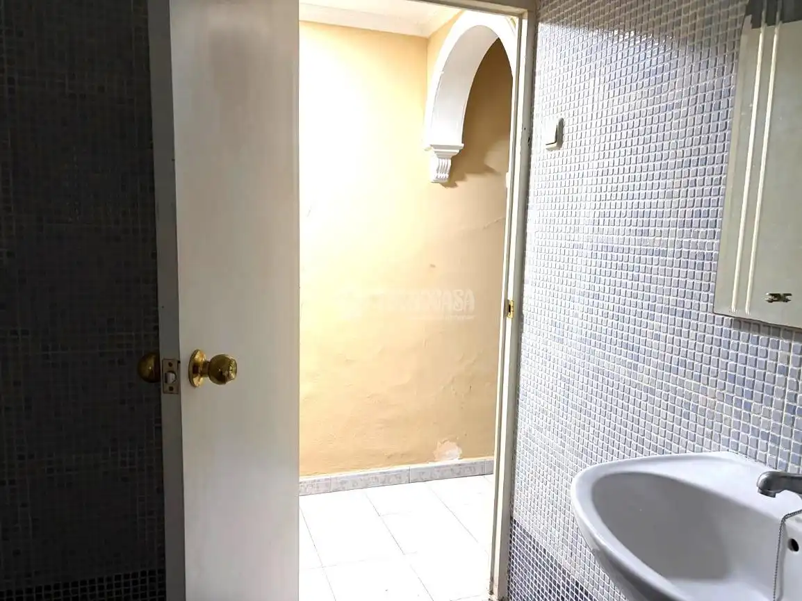 Baño de Casa adosada en venta en Sevilla con Aire acondicionado y Terraza