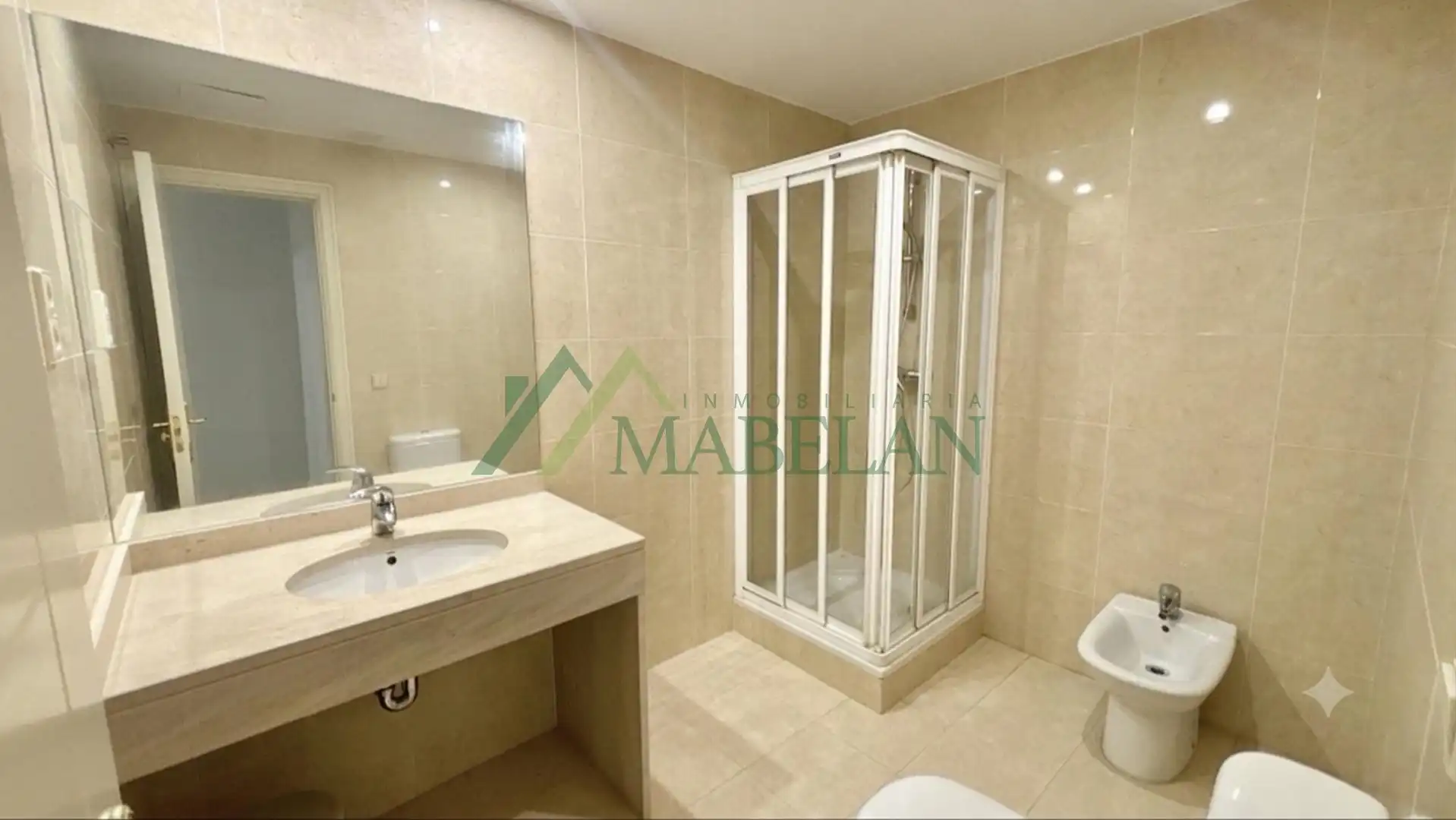 Badezimmer von Einfamilien-Reihenhaus zur Miete in Madrid mit Klimaanlage, Privatgarten und Terrasse