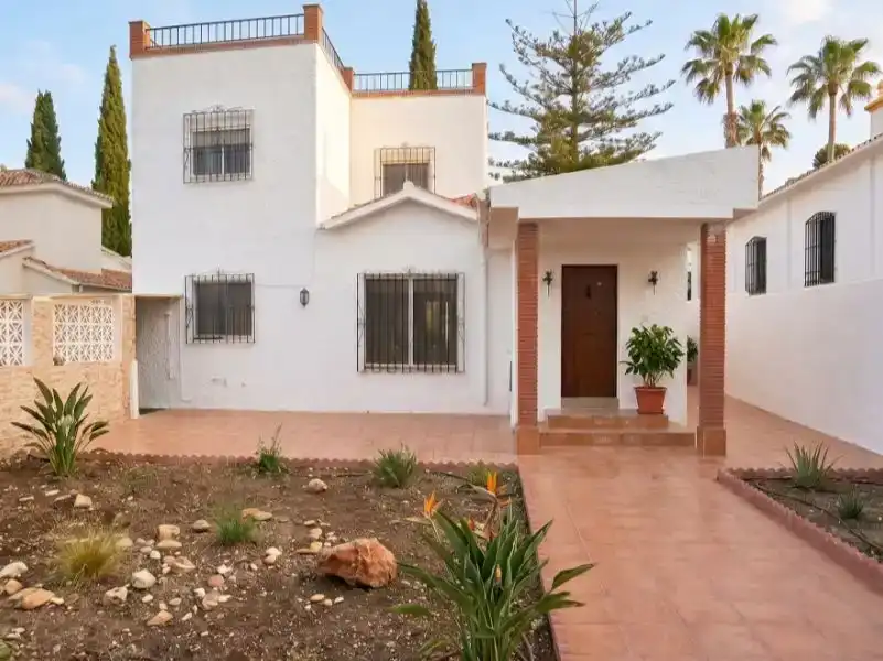 Vista exterior de Casa o xalet en venda en Torremolinos amb Piscina