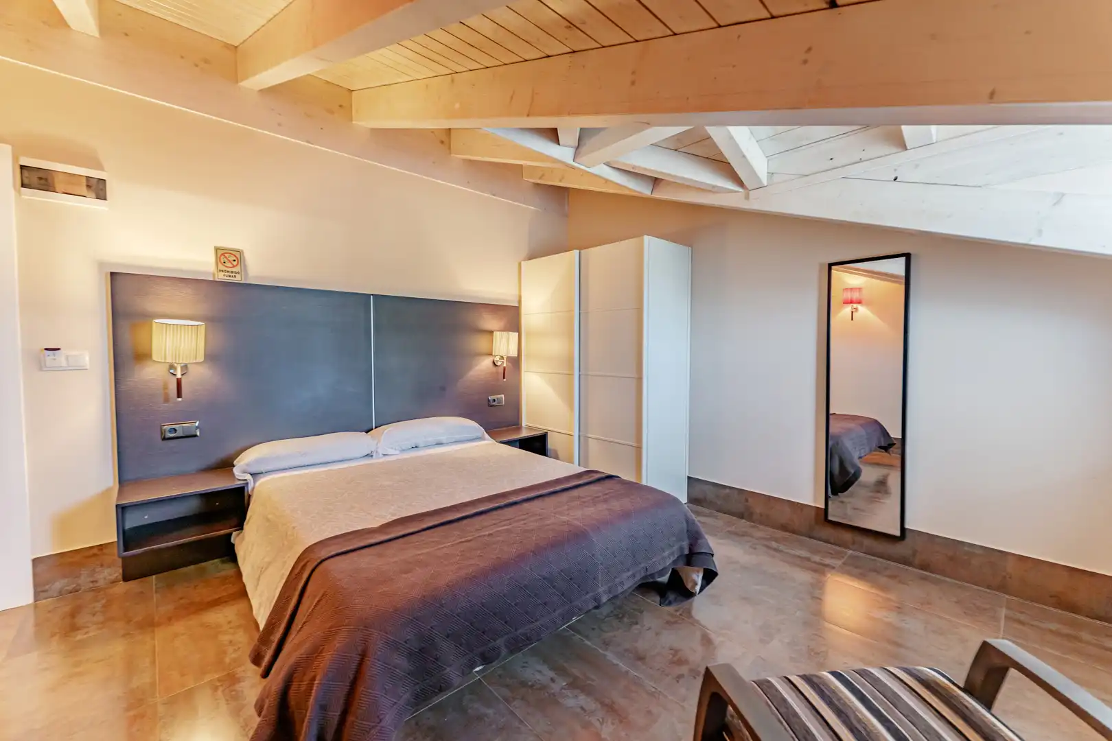 Habitación de Edificio en venta en Valle de Losa con Alarma