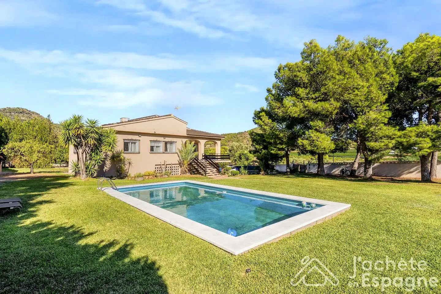 Casa amb piscina en venda a calle Xátiva
