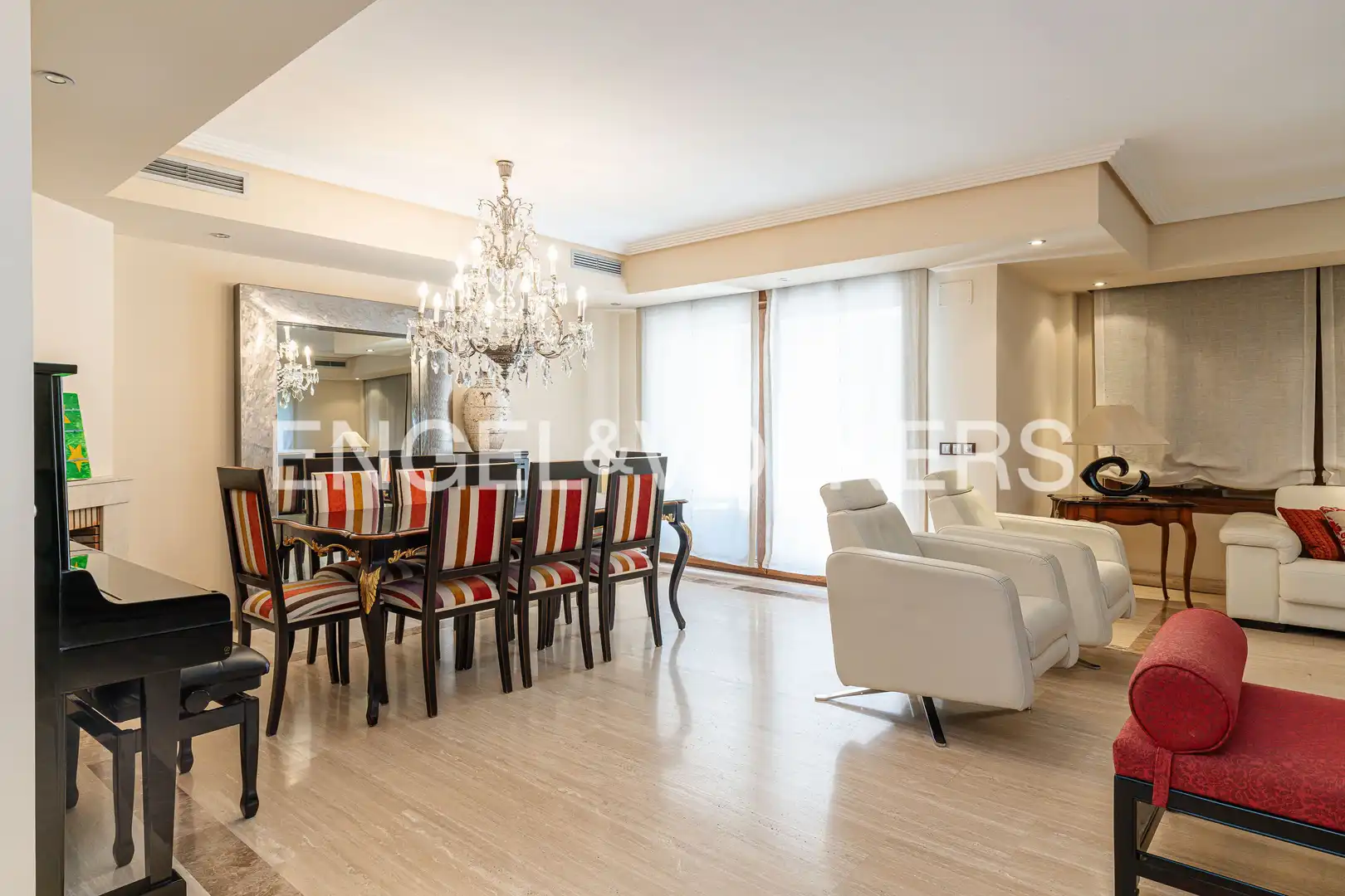 Comedor de Casa adosada en venta en Las Rozas de Madrid con Aire acondicionado, Calefacción y Jardín privado
