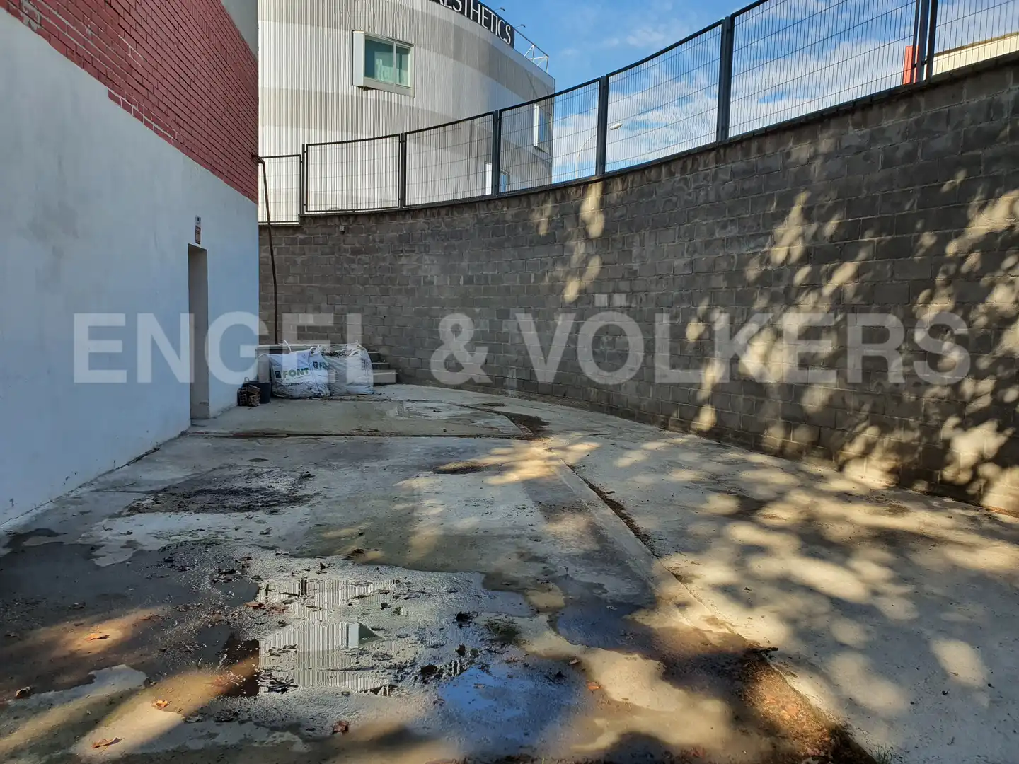 Parkplatz von Fabrikhallen zur Miete in Sant Just Desvern