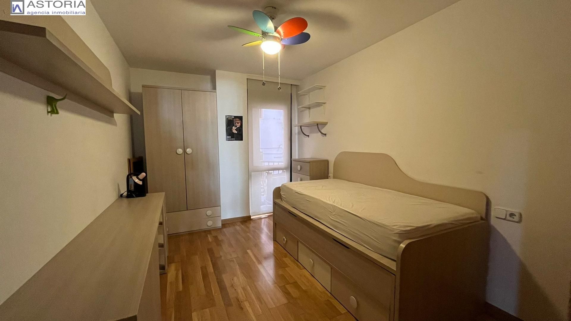 Dormitori de Pis de lloguer en  Granada Capital amb Aire condicionat, Calefacció i Balcó