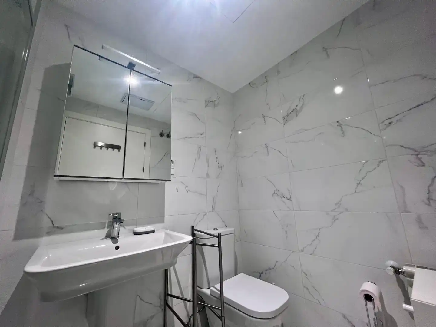 Bathroom of Flat for rent in Oviedo   with Heating, Private garden and Terrace