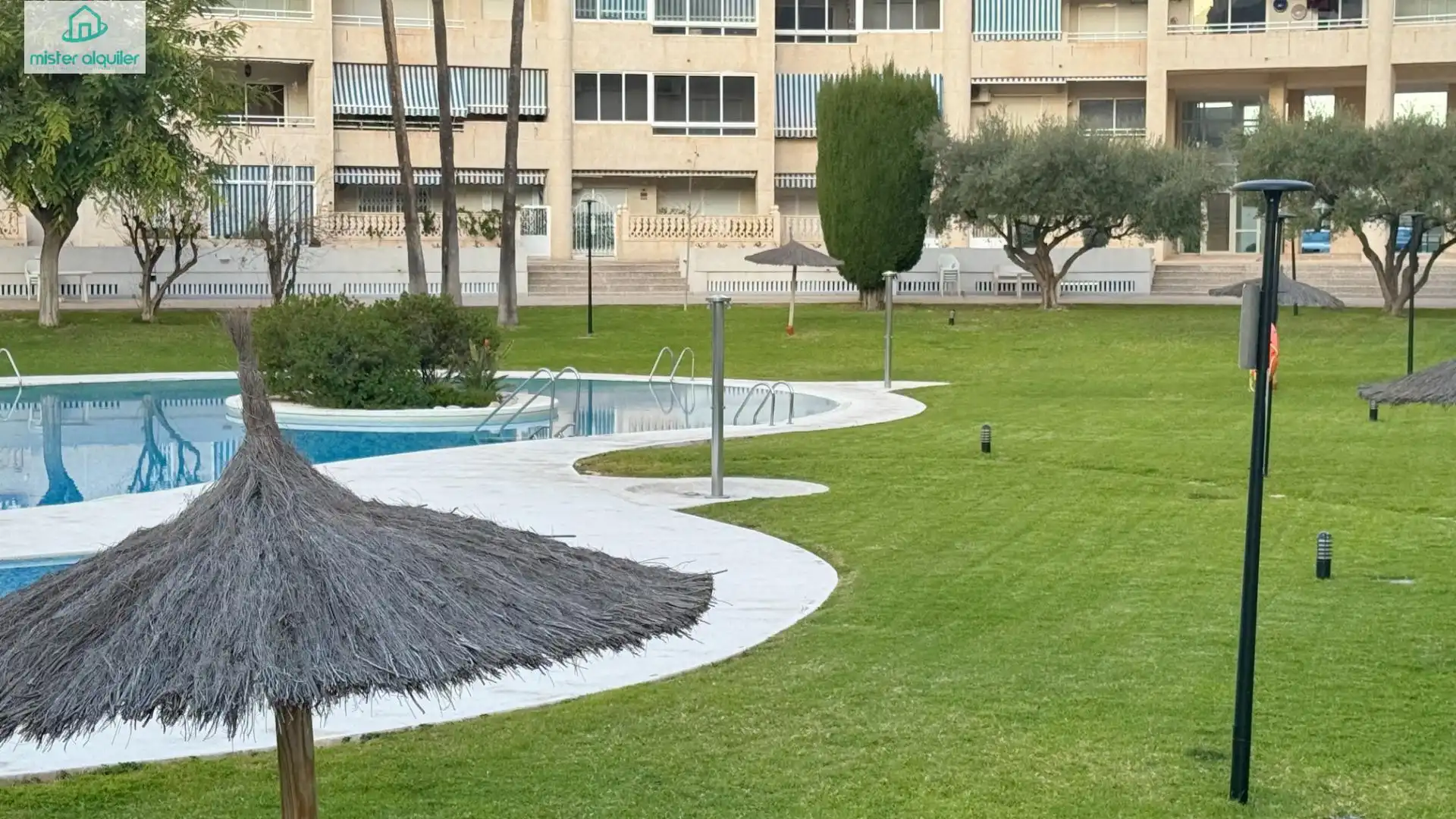 Piscina de Apartament en venda en El Campello amb Aire condicionat, Calefacció i Jardí privat