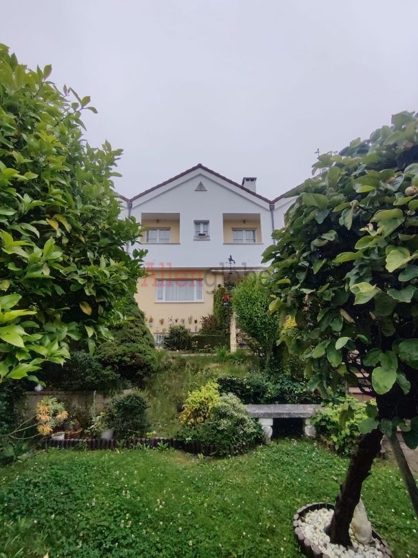 Vista exterior de Casa adosada en venda en Llanera amb Calefacció i Traster