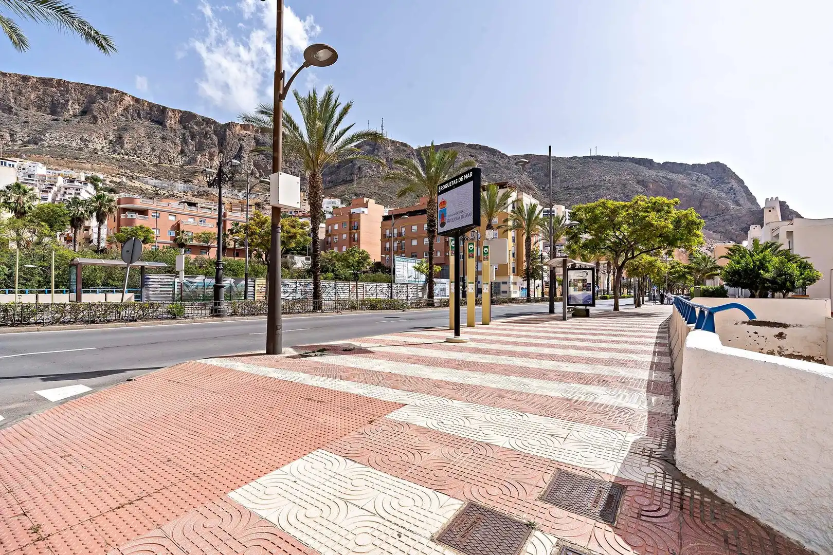 Außenansicht von Erdgeschoss zum Verkauf in Roquetas de Mar mit Terrasse