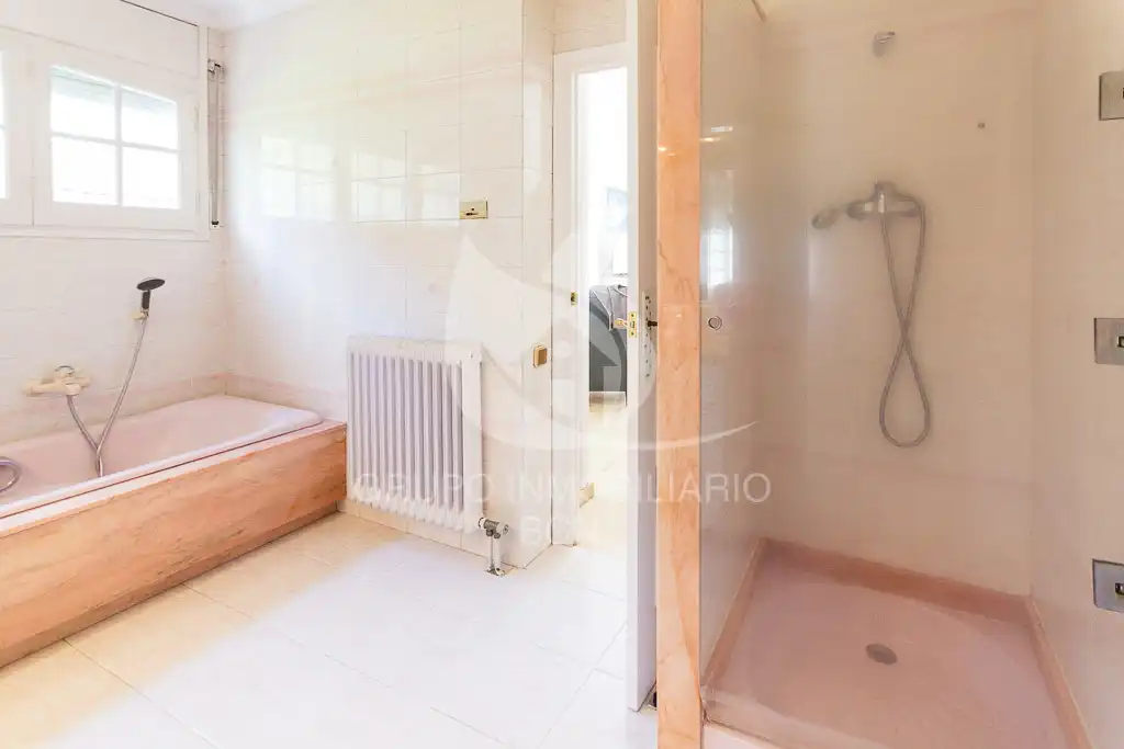 Bathroom of Houses for sale in Montcada i Reixac  with Air Conditioner, Heating and Terrace