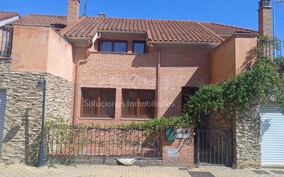 Vista exterior de Casa adosada en venda en Sariegos amb Terrassa