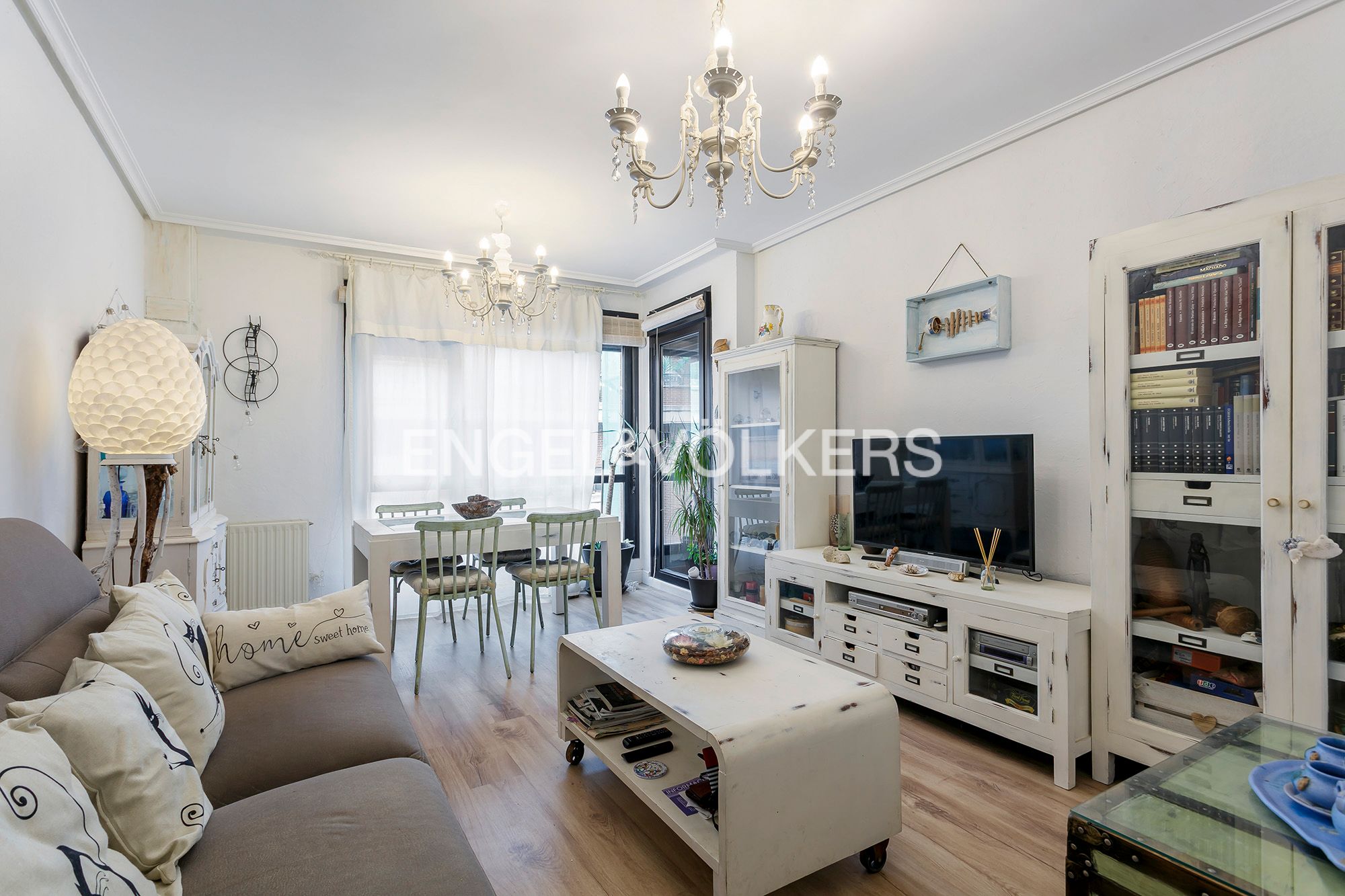 Sala d'estar de Apartament en venda en Castro-Urdiales amb Calefacció, Jardí privat i Piscina