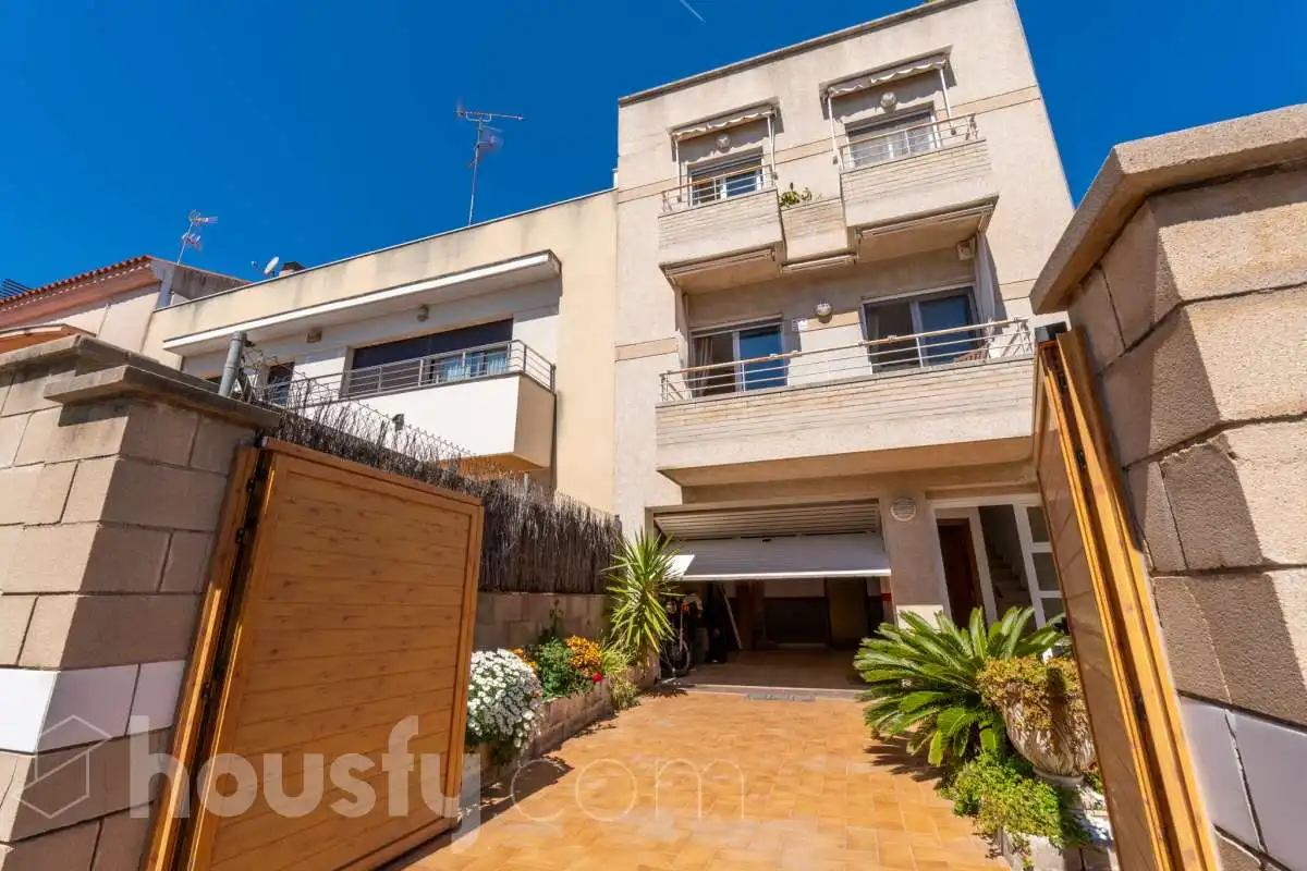 Exterior view of Houses for sale in Vilanova i la Geltrú  with Air Conditioner, Heating and Private garden