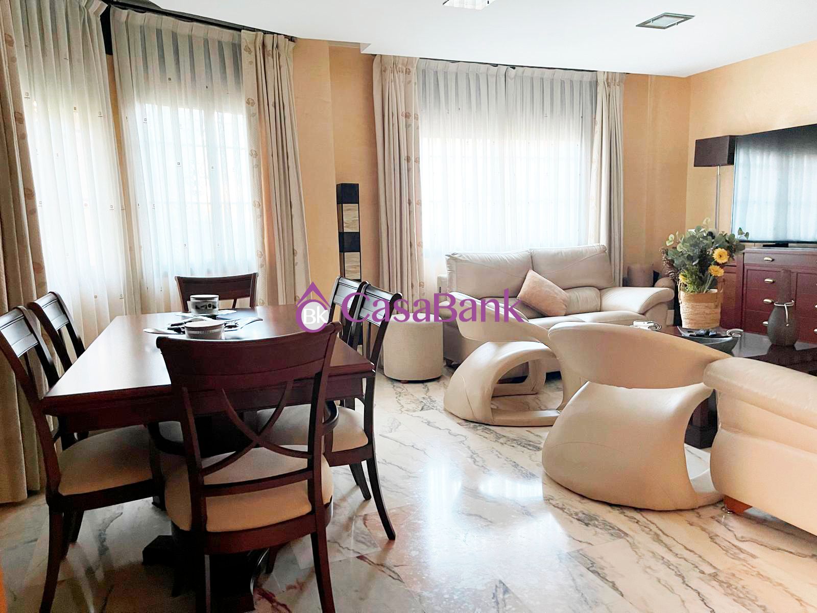 Sala d'estar de Casa o xalet en venda en  Córdoba Capital amb Calefacció, Terrassa i Piscina