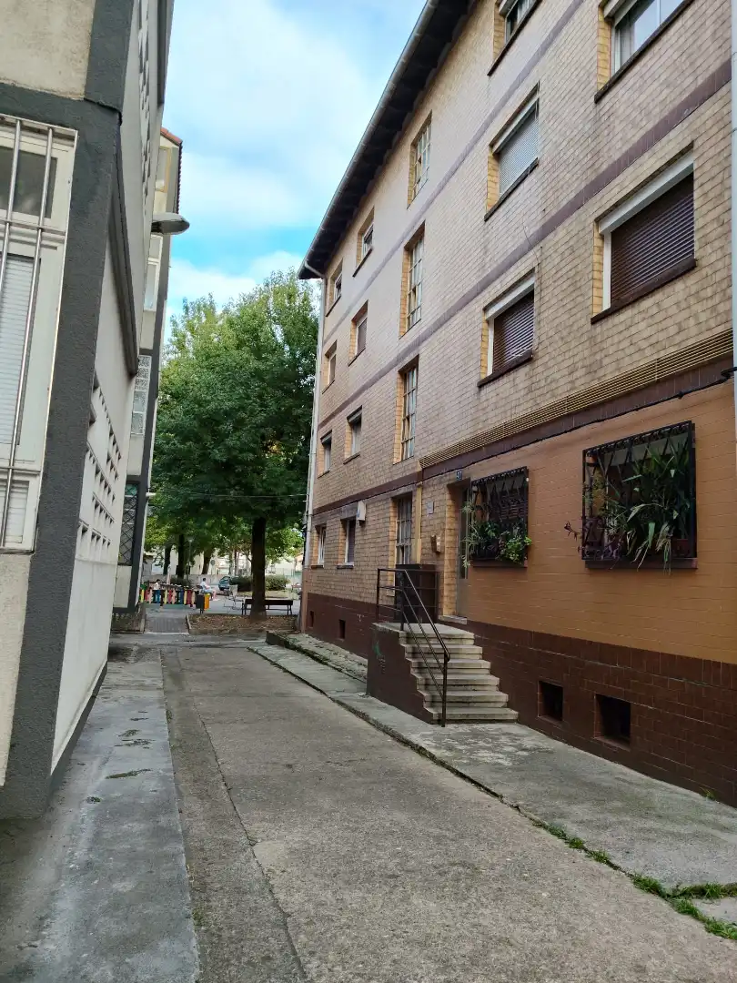 Vista exterior de Pis en venda en Irun  amb Calefacció, Traster i Balcó