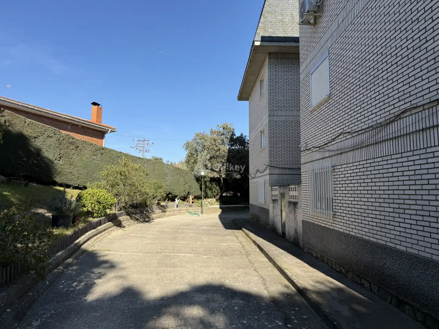 Außenansicht von Wohnung zum Verkauf in Fresnedillas de la Oliva mit Klimaanlage, Heizung und Privatgarten