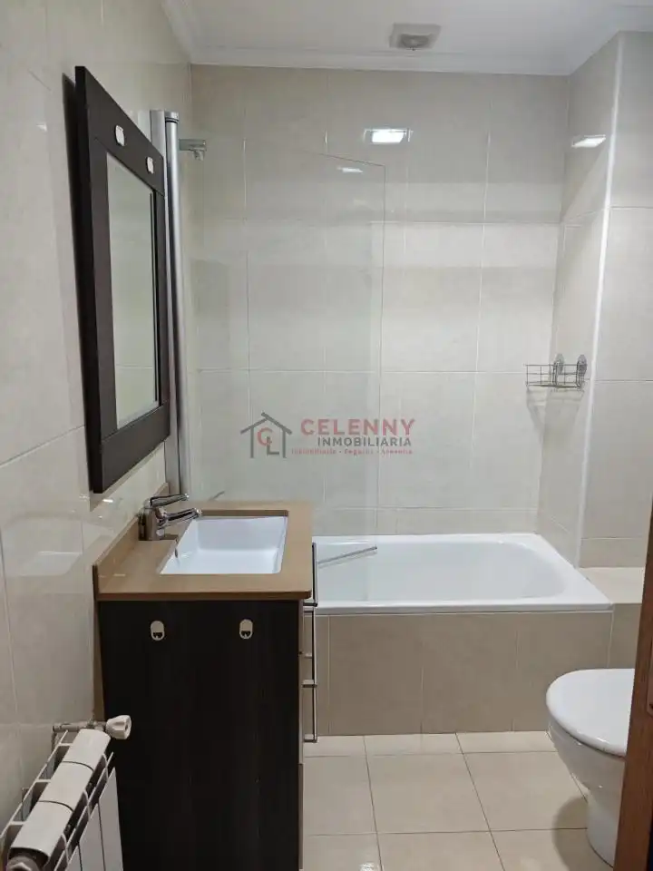 Baño de Piso de alquiler en Ourense Capital  con Calefacción, Parquet y Trastero