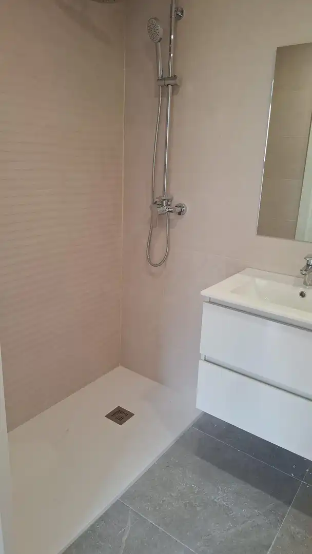 Badezimmer von Wohnung zur Miete in Santa Coloma de Gramenet mit Klimaanlage, Heizung und Parkett
