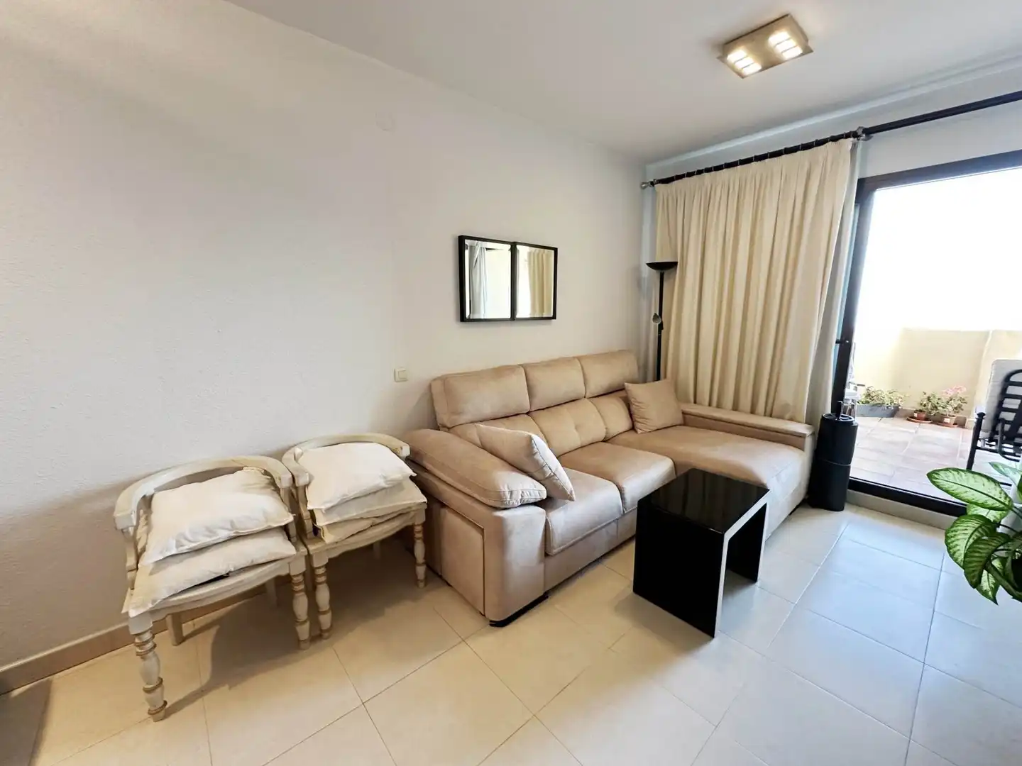 Sala de estar de Piso en venta en Benalmádena con Calefacción, Terraza y Piscina comunitaria