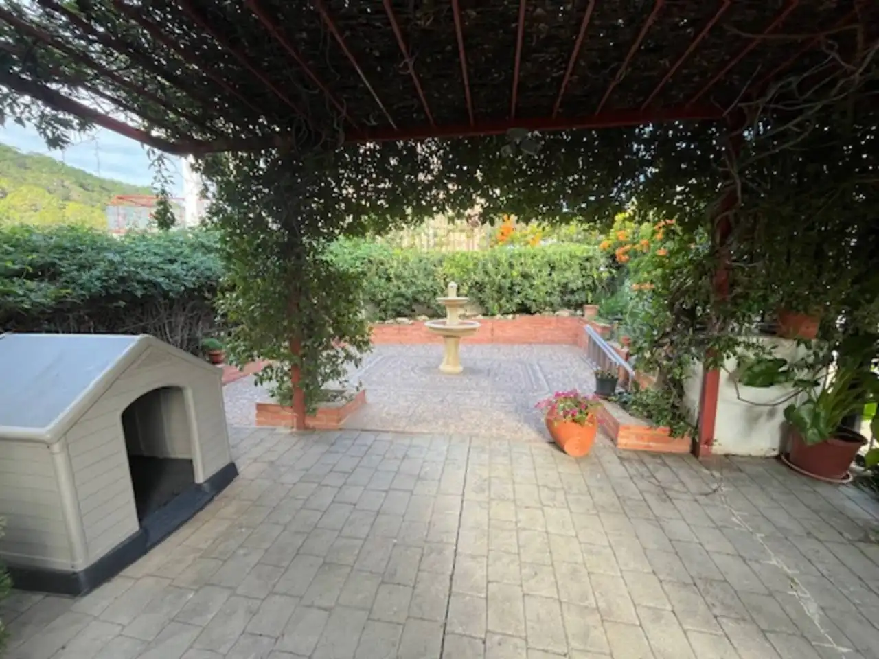 Garten von Einfamilien-Reihenhaus zum Verkauf in Estepona mit Klimaanlage, Privatgarten und Parkett