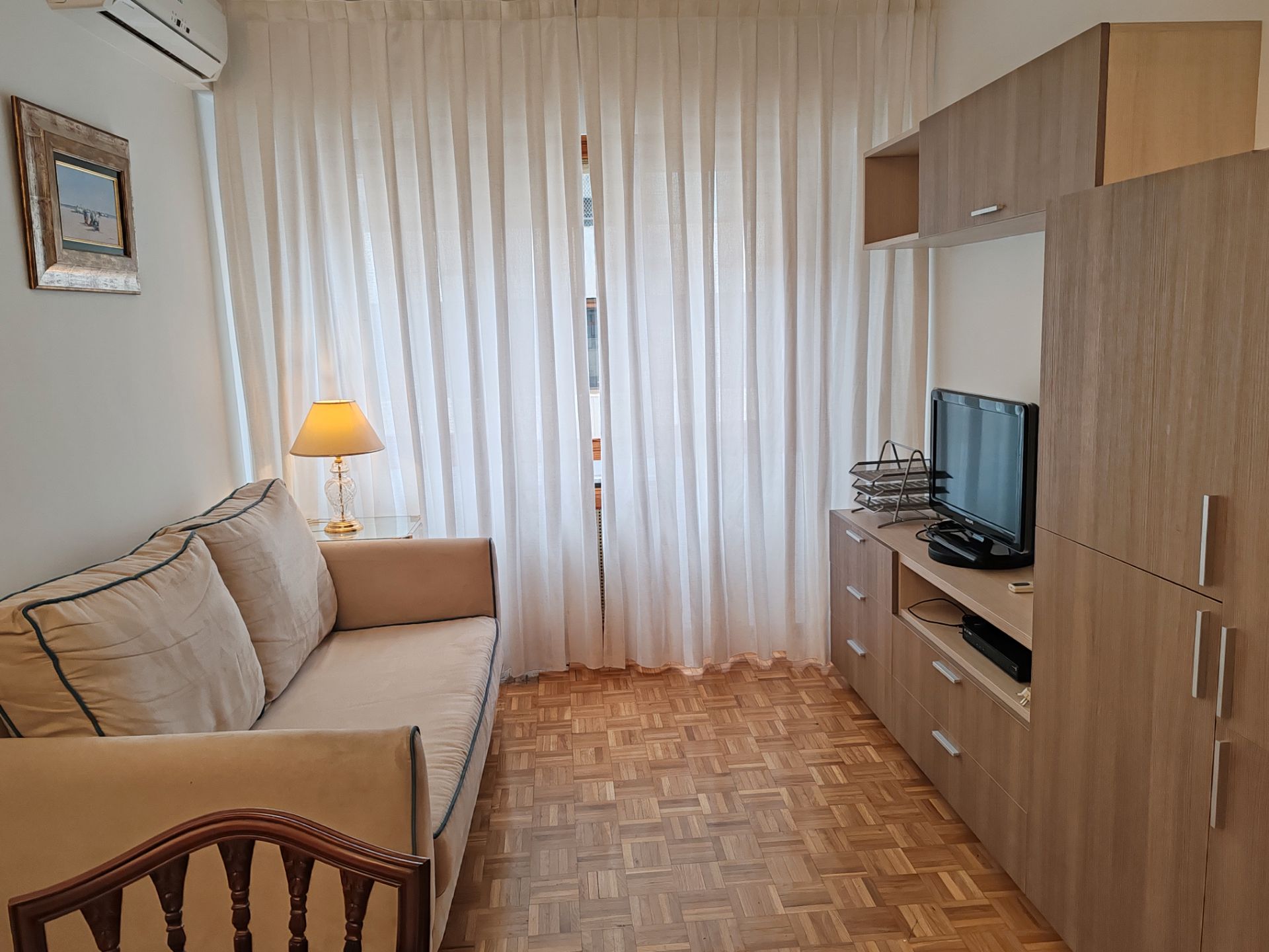 Living room of Flat to rent in  Madrid Capital  with Air Conditioner, Heating and Parquet flooring