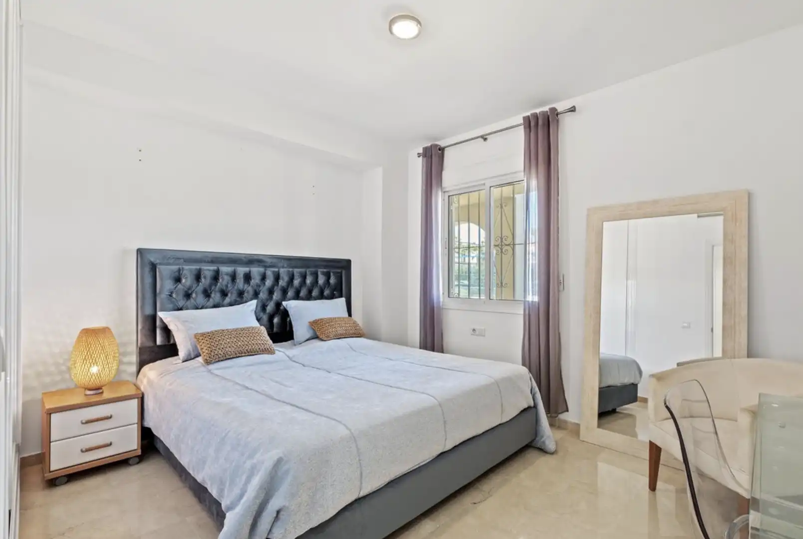 Habitación de Apartamento en venta en Estepona con Aire acondicionado, Calefacción y Terraza