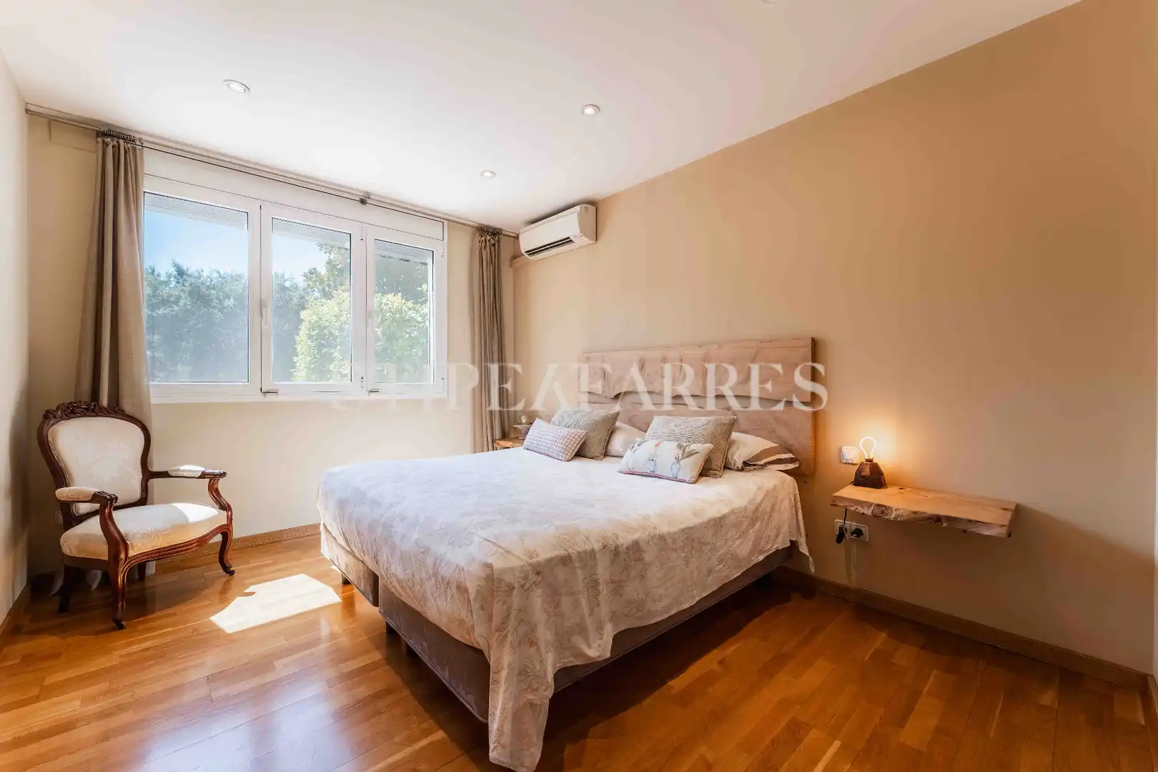 Dormitori de Casa o xalet en venda en Barcelona amb Aire condicionat, Calefacció i Jardí privat