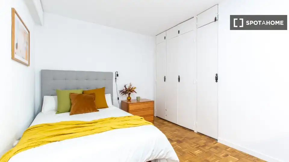 Bedroom of Flat for share in Madrid  with Air Conditioner, Terrace and Furnished