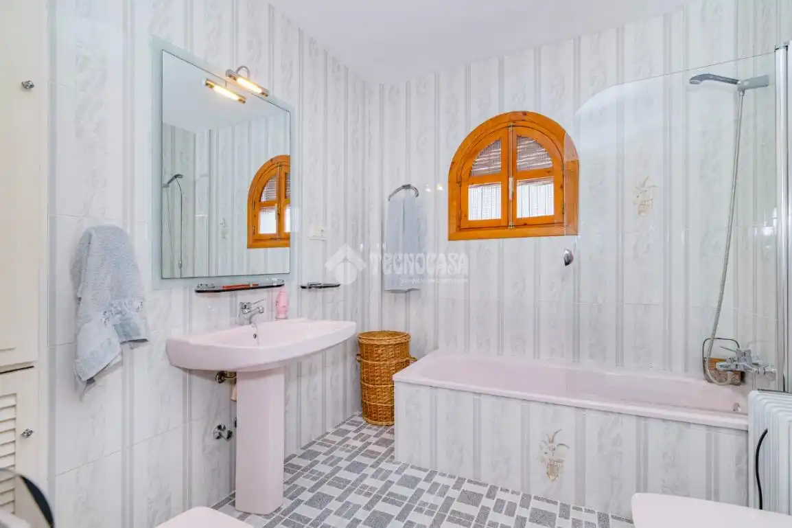 Bathroom of Houses for sale in Loja  with Air Conditioner, Terrace and Balcony
