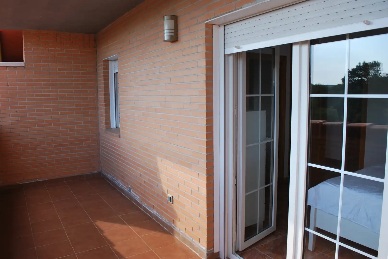 Terrasse von Einfamilien-Reihenhaus zum Verkauf in Valdemorillo mit Privatgarten, Terrasse und Abstellraum