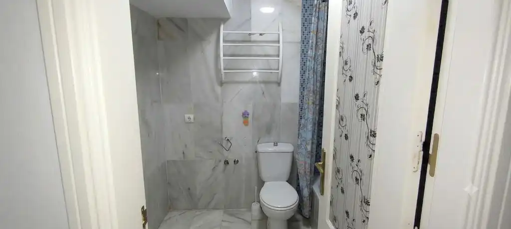 Bany de Dúplex en venda en Estepona amb Jardí privat, Terrassa i Piscina comunitària