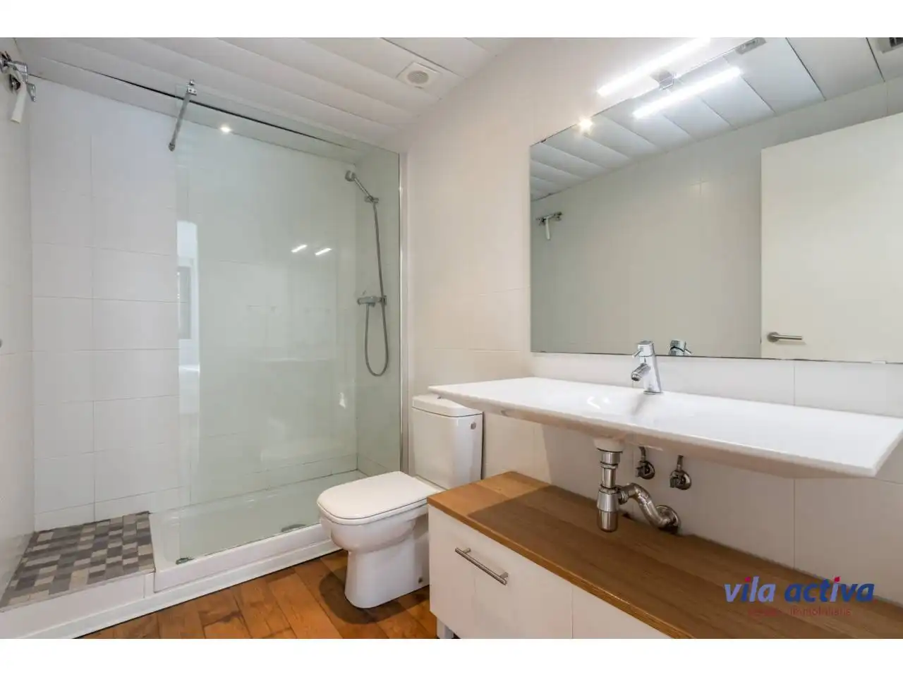 Bathroom of Flat for sale in Sabadell  with Air Conditioner, Heating and Parquet flooring