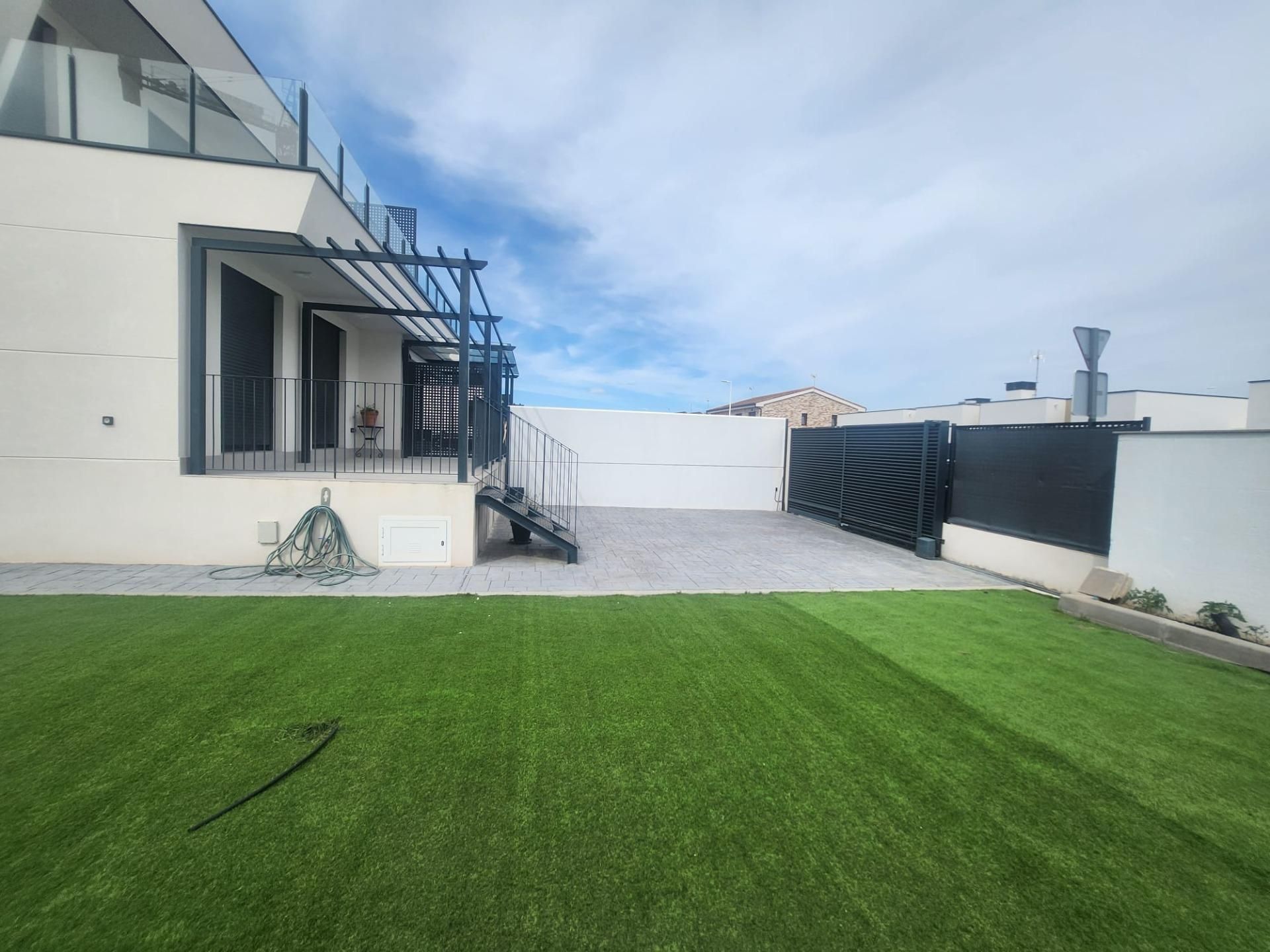 Terrassa de Casa adosada en venda en Villalbilla amb Calefacció, Jardí privat i Terrassa