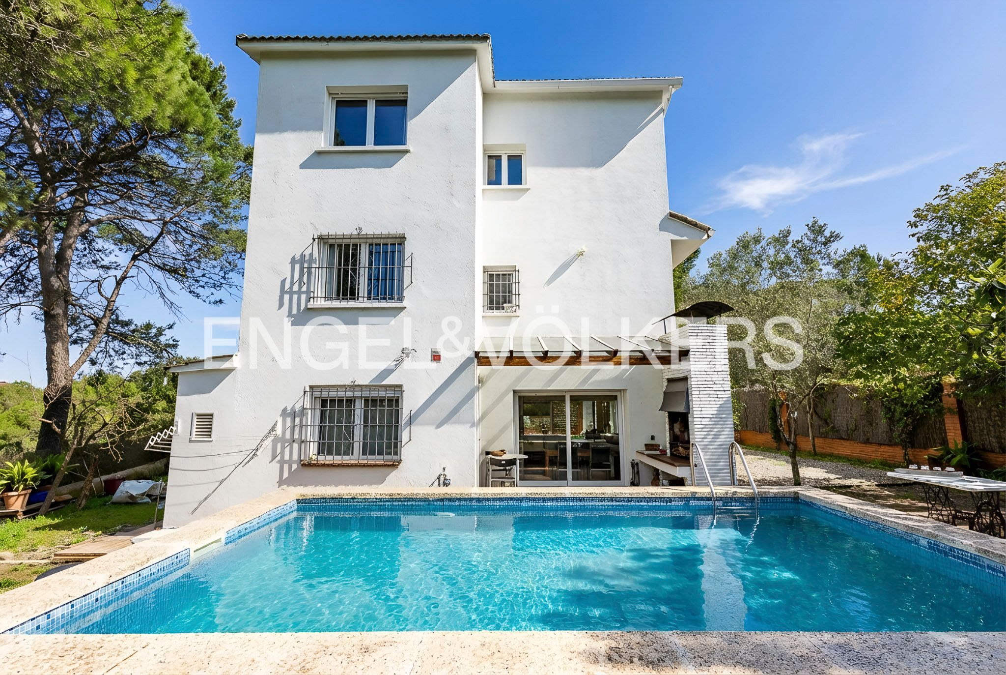 Vista exterior de Casa o xalet en venda en Sant Cugat del Vallès amb Aire condicionat, Calefacció i Jardí privat