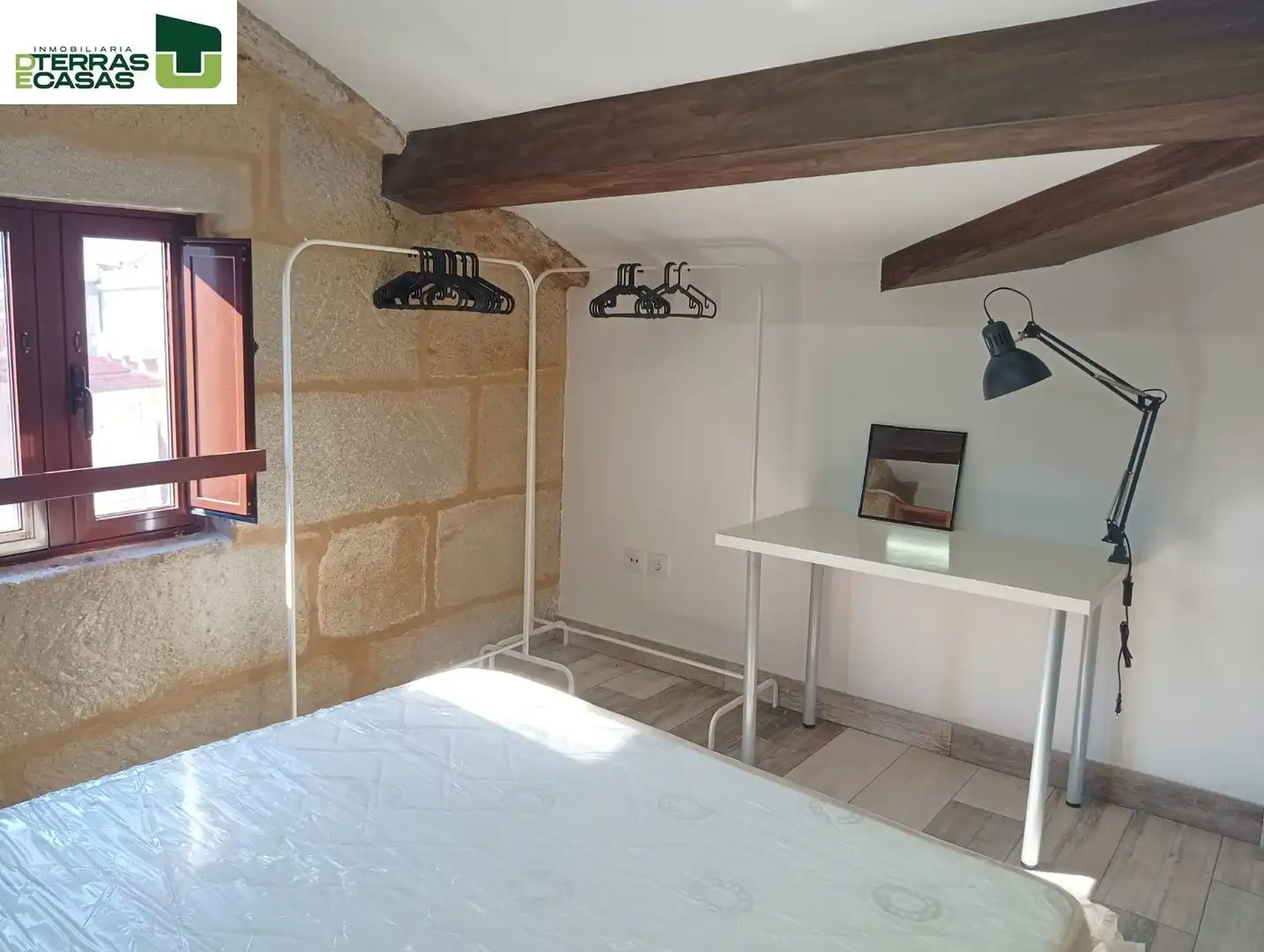 Habitación de Ático para compartir en Pontevedra Capital  con Calefacción, Terraza y Amueblado