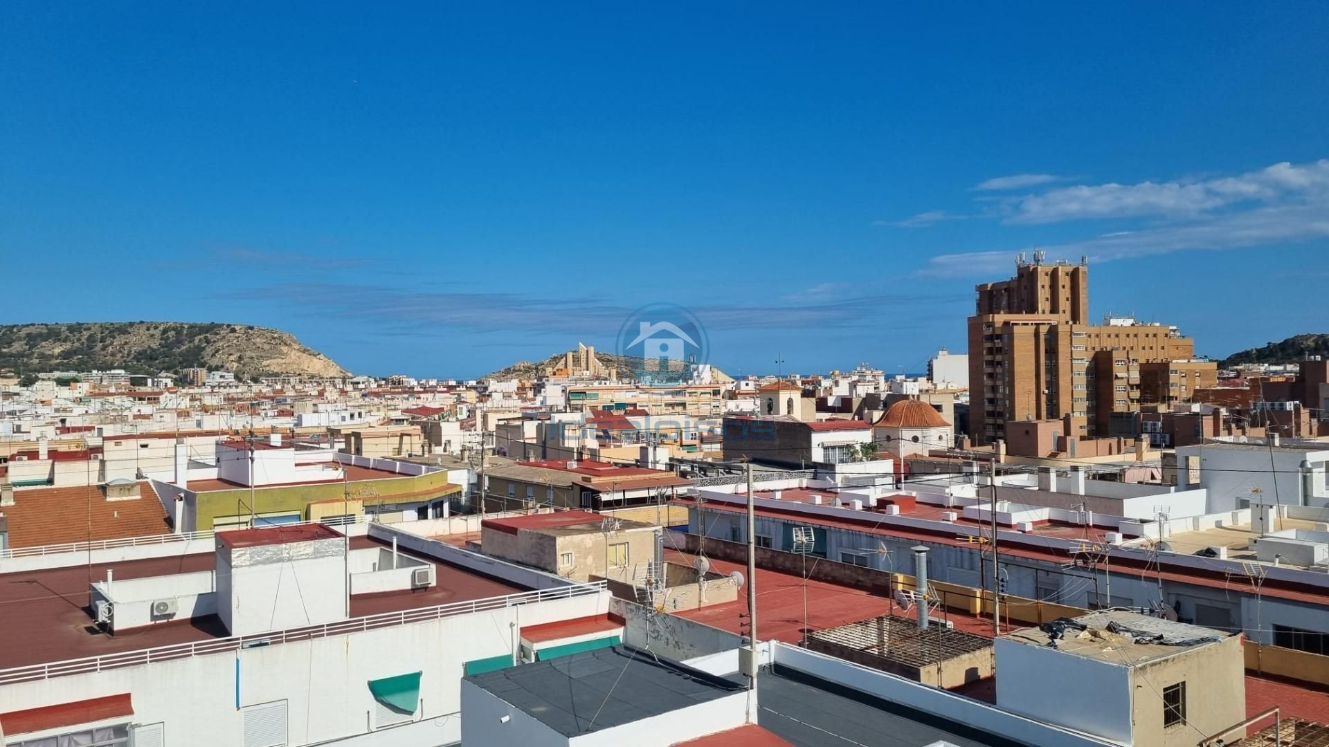 Vista exterior de Àtic en venda en Alicante / Alacant amb Aire condicionat i Terrassa