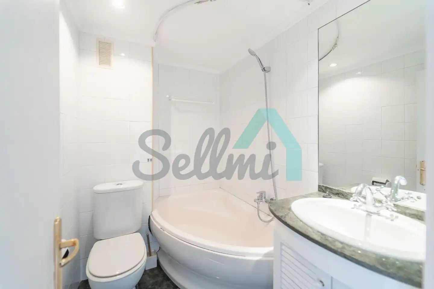Baño de Ático de alquiler en Oviedo  con Calefacción y Terraza