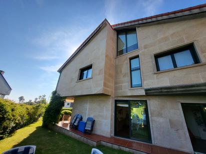 Vista exterior de Casa o xalet en venda en Nigrán amb Terrassa, Piscina i Balcó