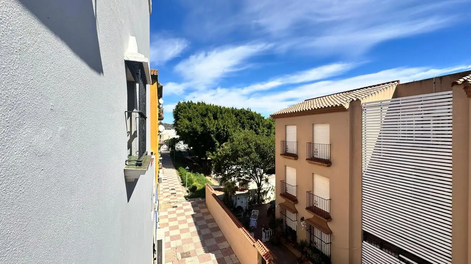 Vista exterior de Pis en venda en La Línea de la Concepción amb Terrassa i Balcó
