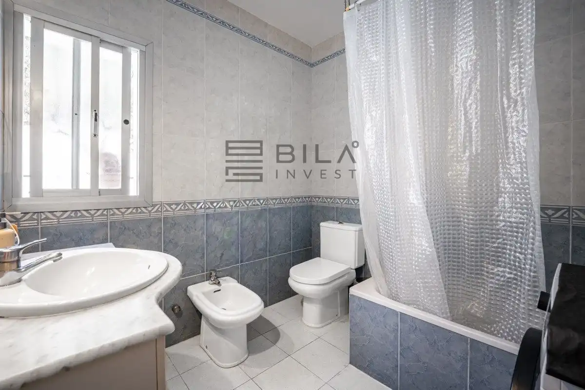 Bathroom of Flat for sale in Marbella  with Terrace