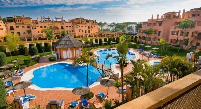 Vista exterior de Apartament en venda en Estepona amb Aire condicionat, Calefacció i Jardí privat