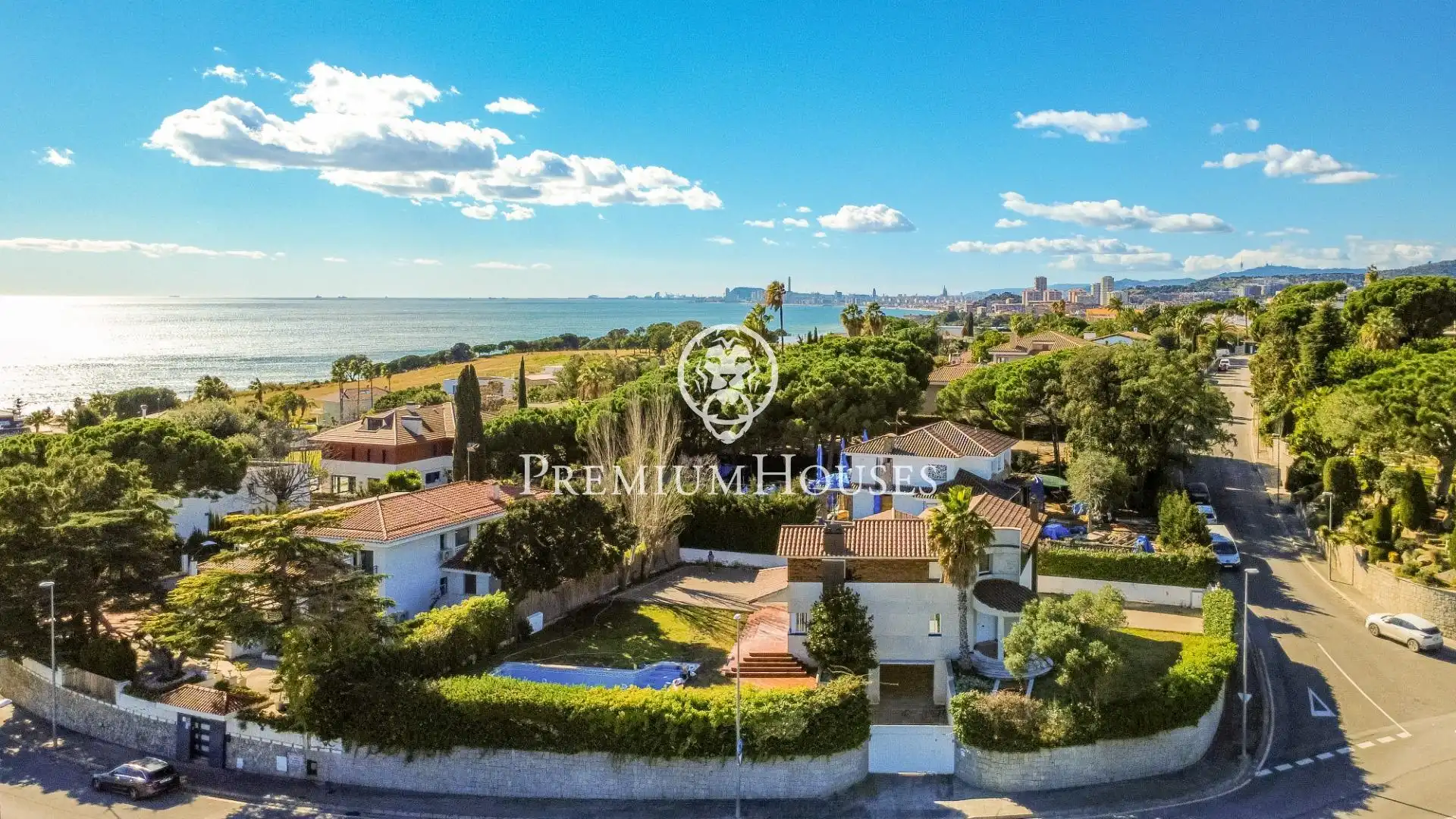 Vista exterior de Casa o xalet en venda en Alella amb Aire condicionat, Jardí privat i Terrassa