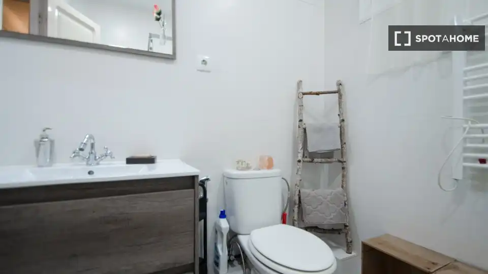 Badezimmer von Wohnung zur Miete in Barcelona mit Klimaanlage, Heizung und Möbliert