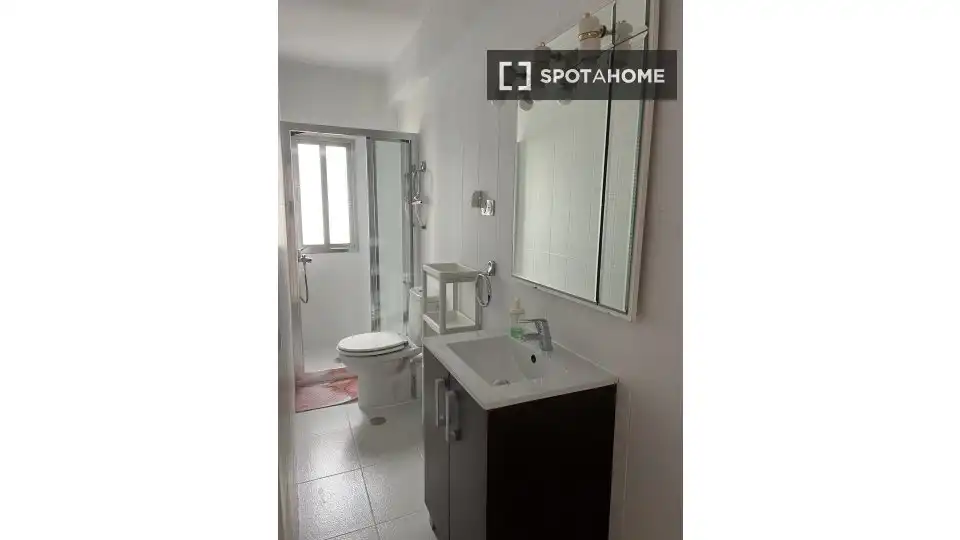 Bathroom of Flat for share in Madrid  with Air Conditioner, Heating and Terrace