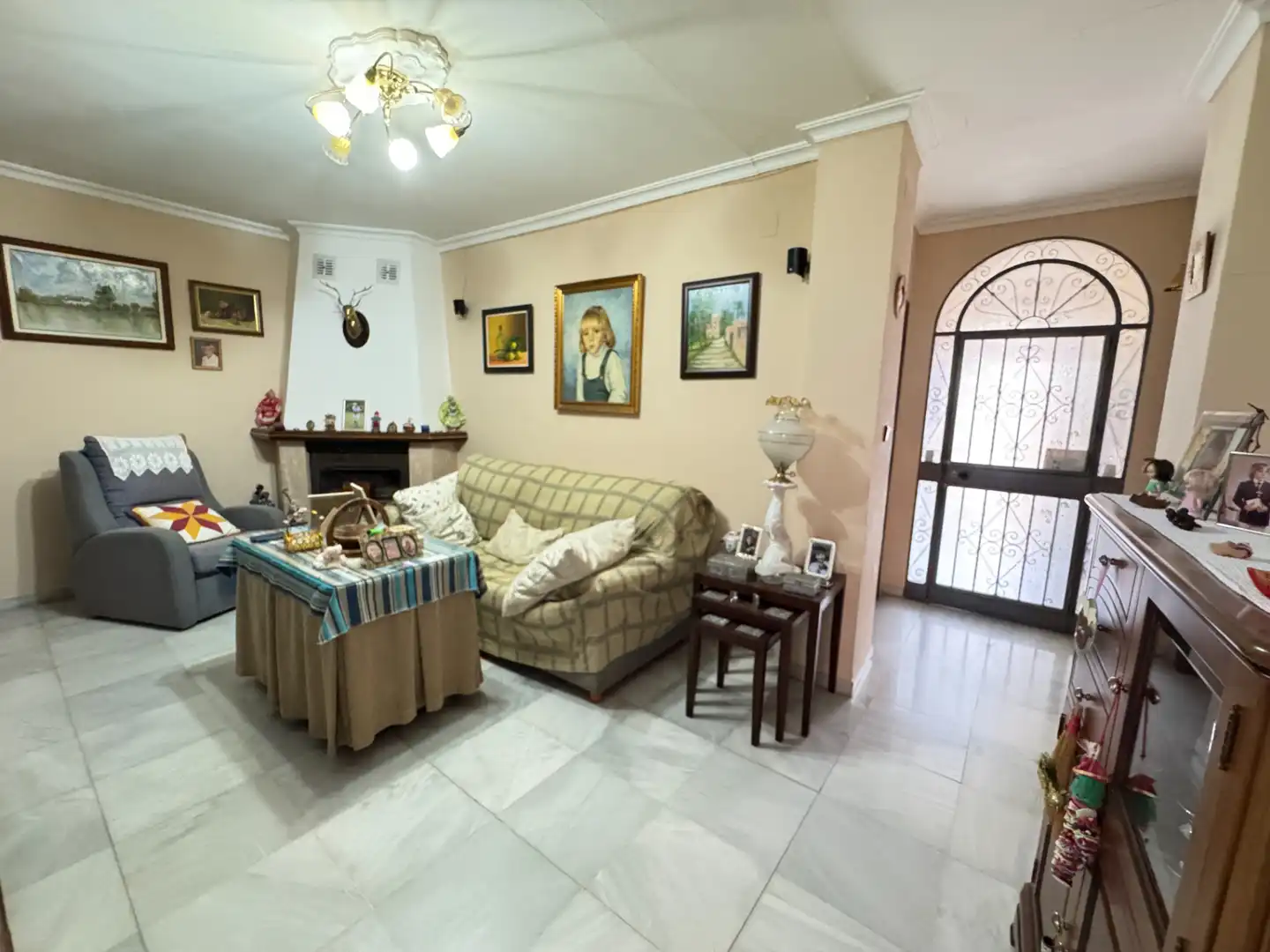 Living room of Houses for sale in Sevilla  with Air Conditioner, Private garden and Terrace