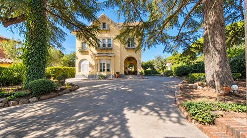 Exclusiva casa modernista en venta en la mejor zona de Cardedeu – historia y elegancia