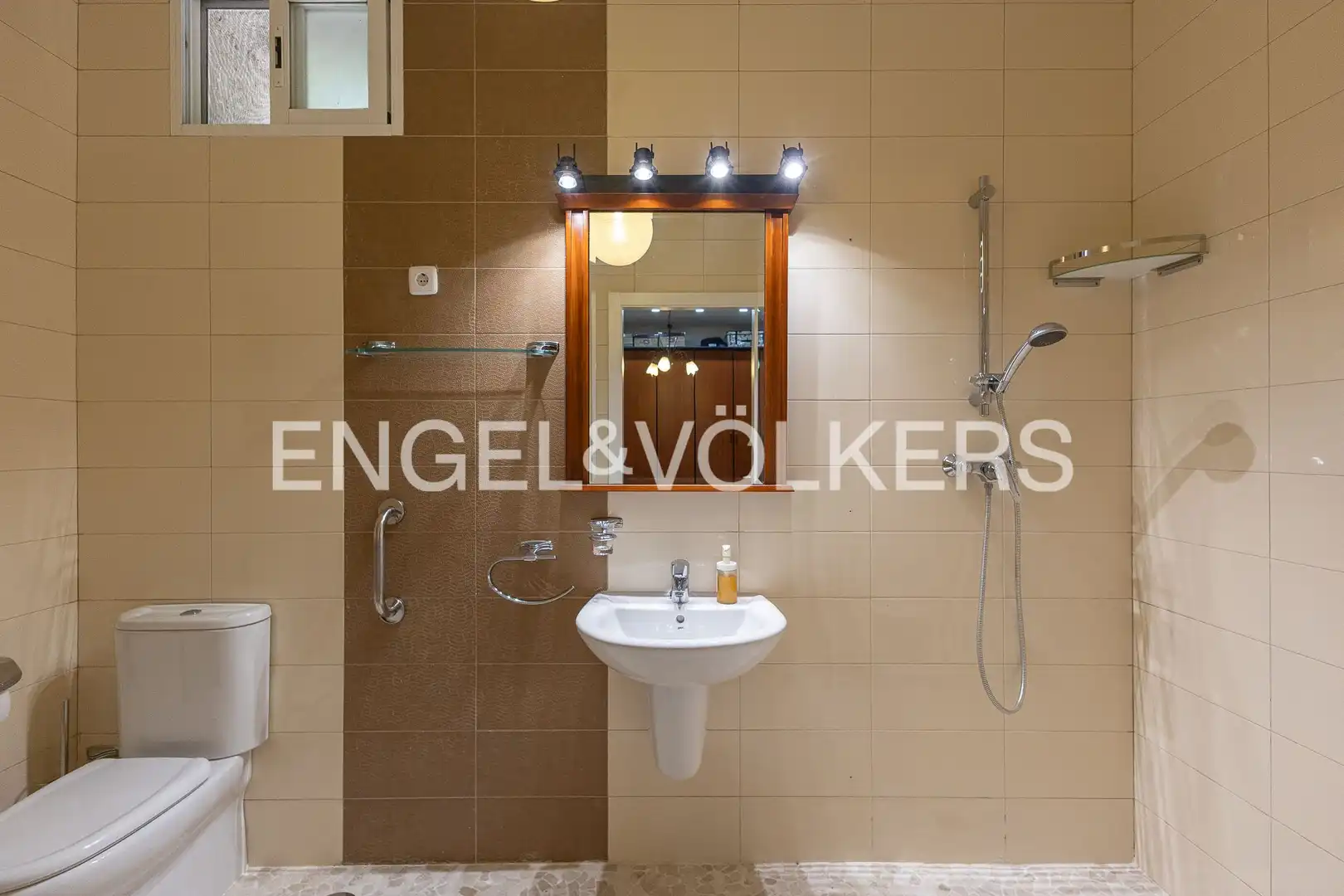 Bathroom of Houses for sale in Majadahonda  with Air Conditioner, Heating and Private garden