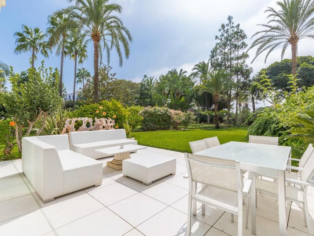 Terrasse von Erdgeschoss zum Verkauf in Marbella mit Klimaanlage, Privatgarten und Terrasse