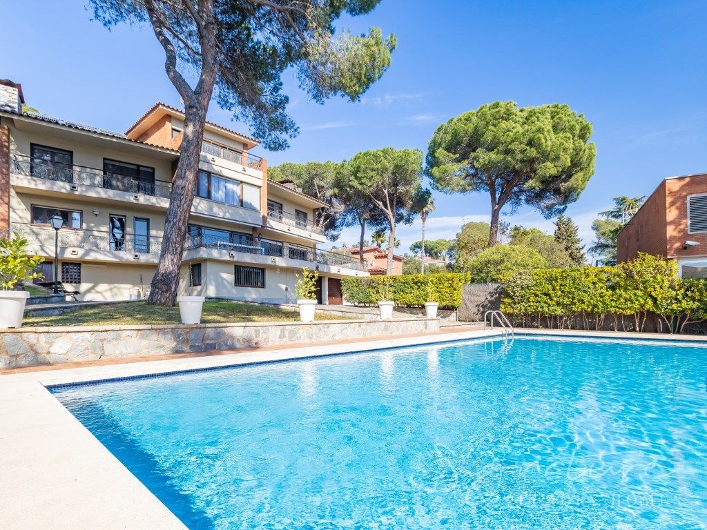 Piscina de Casa o xalet en venda en Sant Cugat del Vallès amb Calefacció, Jardí privat i Terrassa